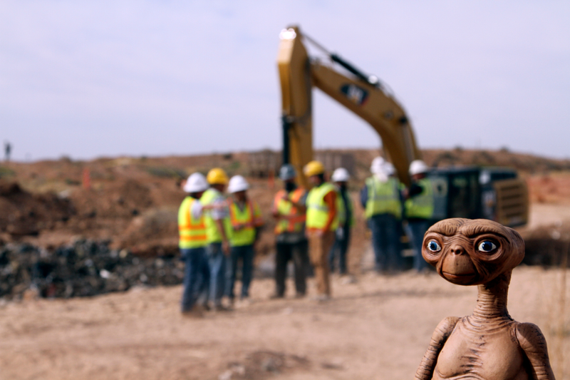 Illustration for article titled El hallazgo de los videojuegos de E.T. 31 años después, en imågenes